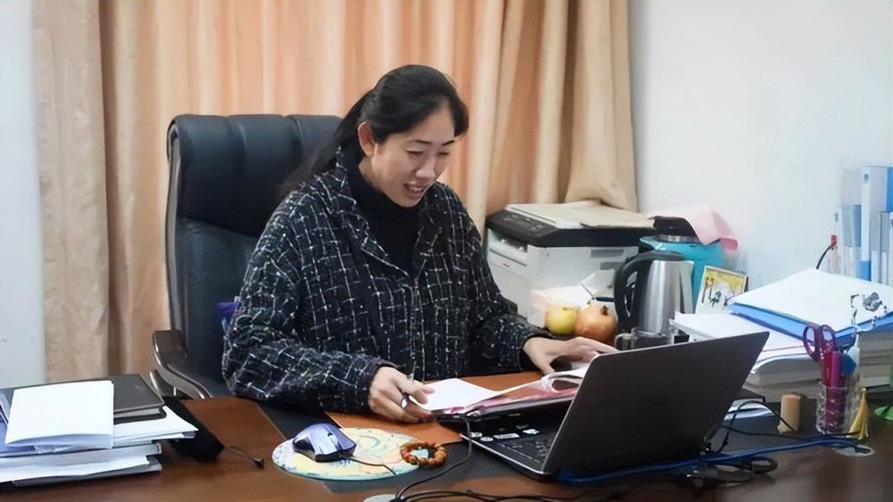梁家辉叶童再度携手爱至生命尽头相濡以沫执手白头共诉岁月箴言电影《我爱你！》发布的“谢谢你”版预告中，年迈老人谢定山（梁家辉 饰）与罹患阿尔茨海默病的妻子赵欢欣（叶童 饰）彼此搀扶走过四十五载，可操劳一生的二人晚年却要面对子女轻率漠视和病痛折磨的孤独无助